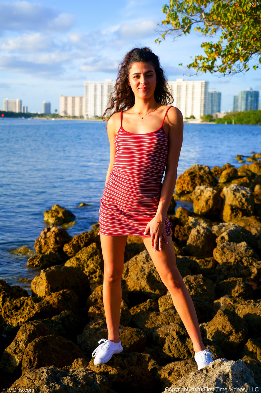 المراهقة الحلوة ذات الثديين الصغيرين كايلي تكشف عن صدرها الصغير ومؤخرتها الساخنة في الهواء الطلق