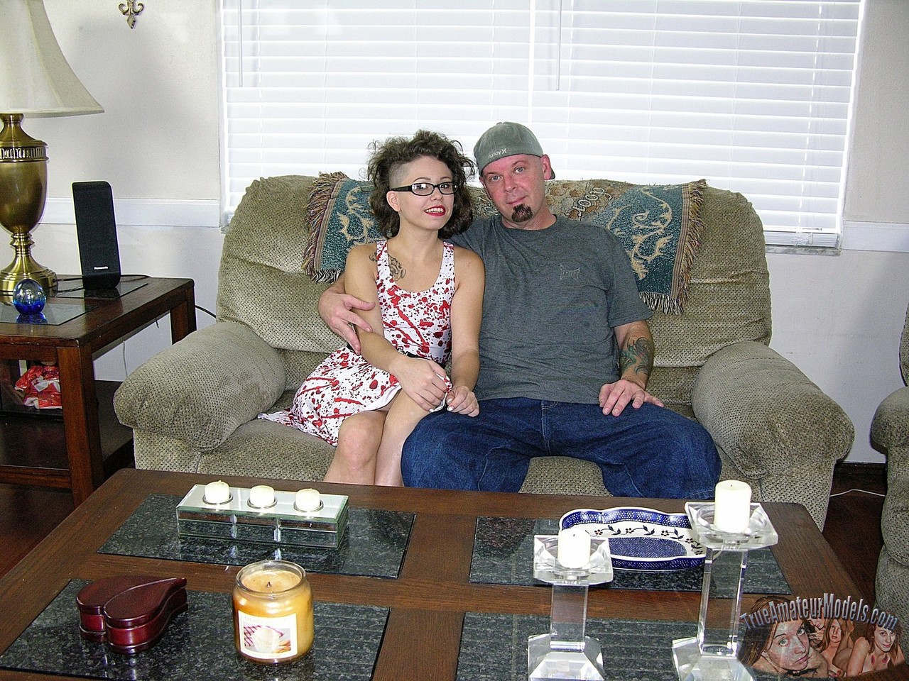 الفتاة الشابة اللطيفة بايلي بيج تمتص الحيوانات المنوية من القضيب بينما ترتدي نظارات