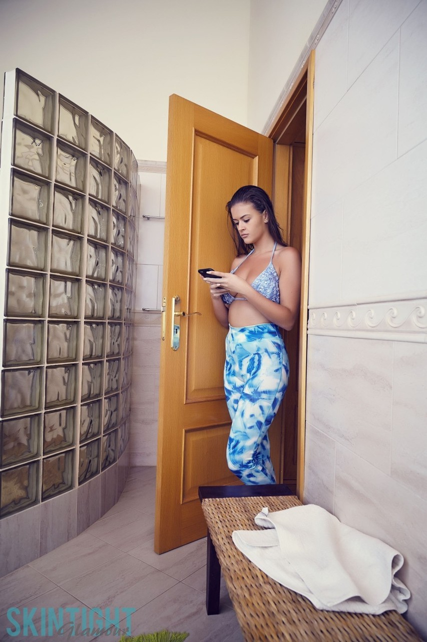 Сексуальная Брюнетка Брук Райт В Облегающих Штанах