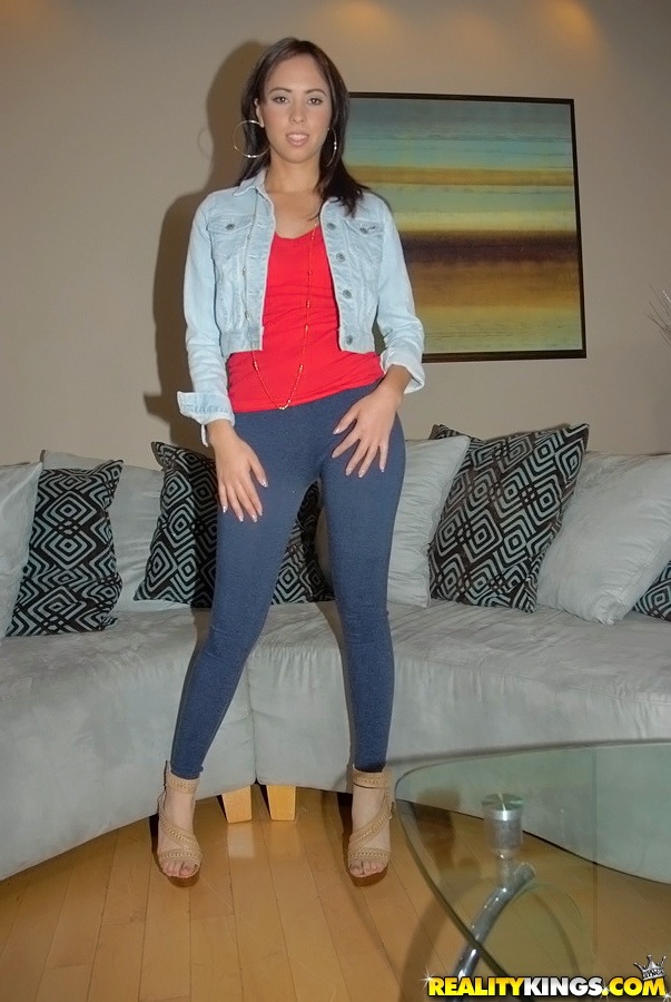 सोफिया स्ट्राइकर अपना अंडरवियर उतारकर नग्न पोज़ देती है जंगली चुदाई से पहले