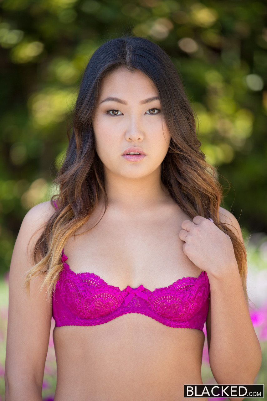 アジア系Jade Luvが大きな黒いチンポに跨る