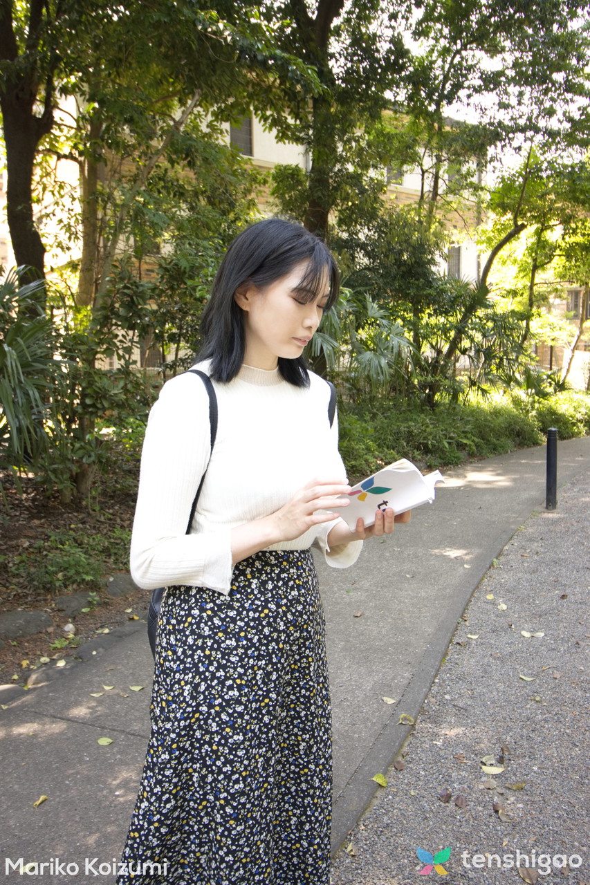 黑发日本美女小泉麻里子露出大奶并含屌