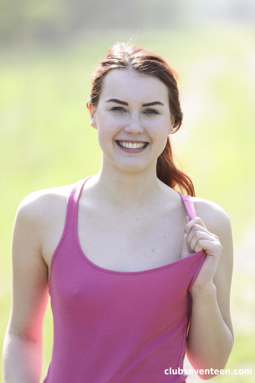 黑发少女查莉·雷德在玩具前展示她的乳房和圆润臀部