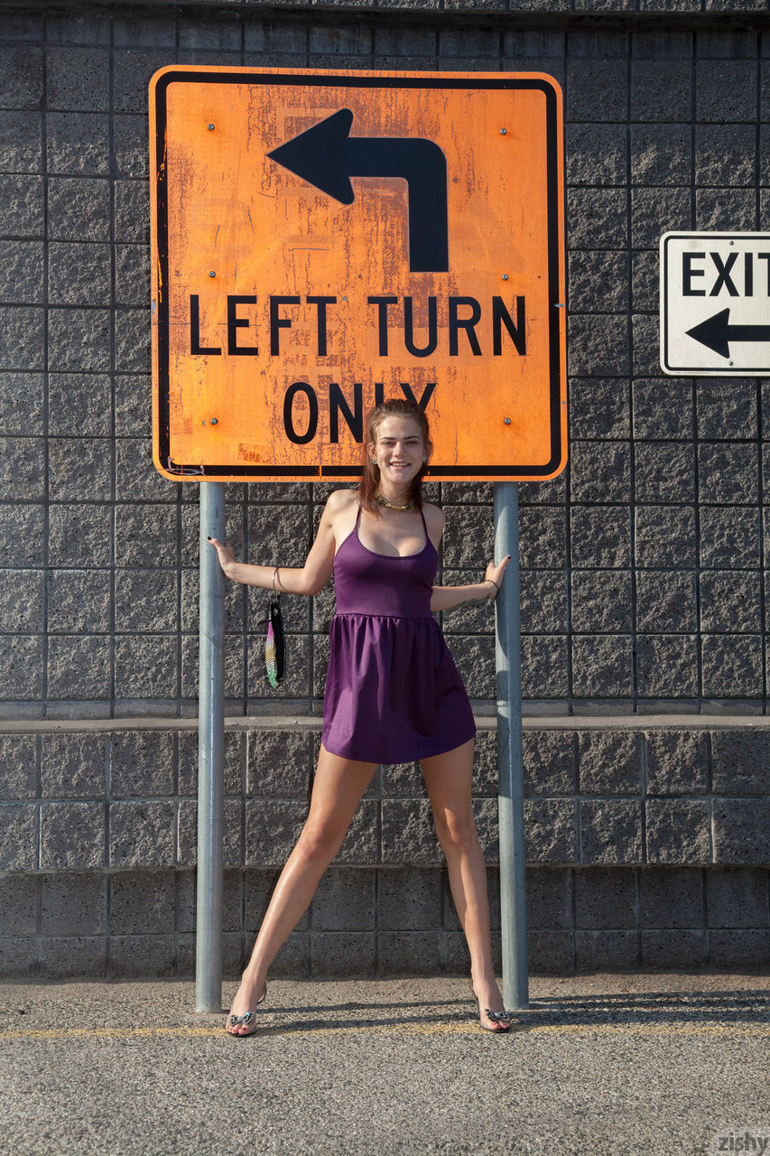 Reizvolle Brünette Tristan Berrimore Zeigt Upskirt Und Ausschnitt Im Freien