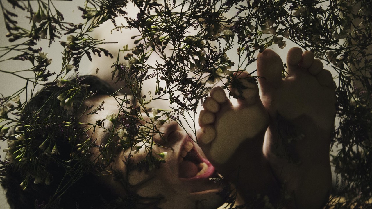 लूसी मिरो और लूसी हक्सले एक गर्म त्रय में