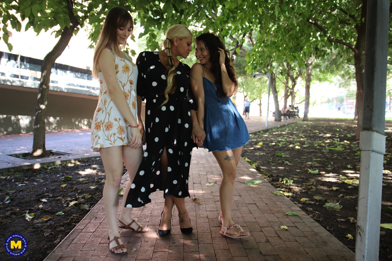 Lesbiana Madura Alexa Blun Tiene Un Trío Oral Con Sus Jóvenes Novias