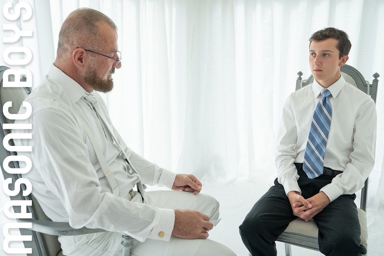 Mestre Gay Kamp Massageia A Próstata Do Twink Amarrado E Esfrega Seu Pau