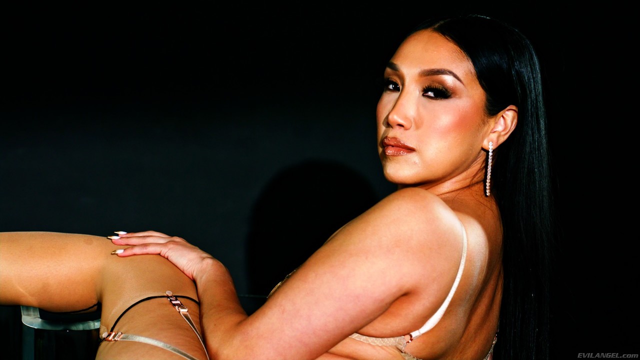 Fiestecita IR Salvaje Con La Curvilínea Vicki Chase Recibiendo Doble Penetración Anal