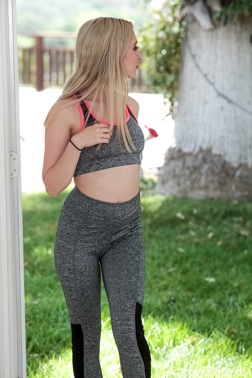 Jane Wilde, Adolescente Gostosa E Em Forma, Tira A Roupa Na Janela, Abre Sua Doce Buceta