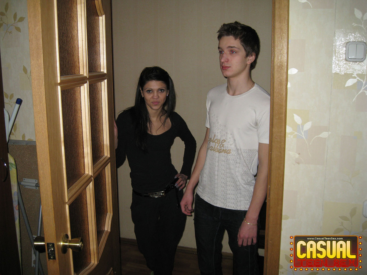 スレンダーな茶髪少女アリーシャ初めてのバックセックス