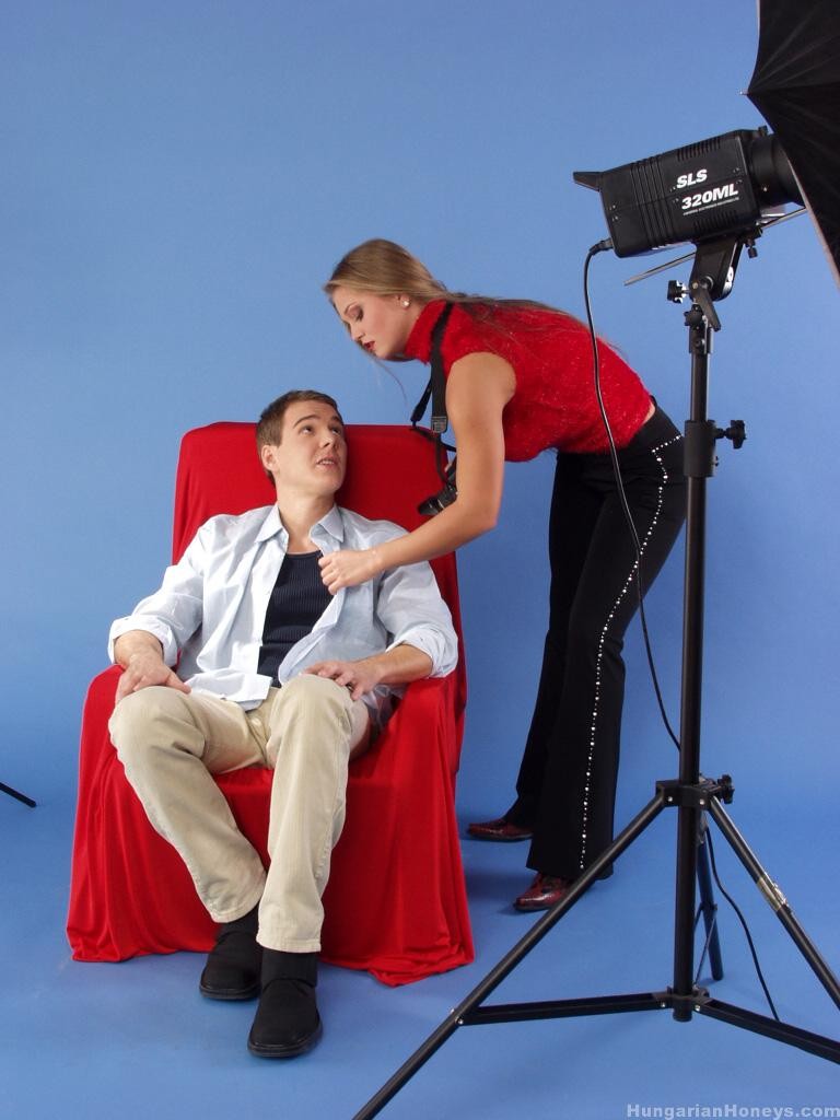 性感的Rita Faltoyano与裸体男模进行硬核肛交