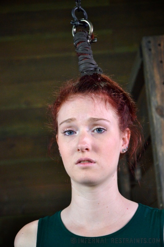 Ruiva Pálida Ashley Lane Se Submete Ao Dia De Bondage