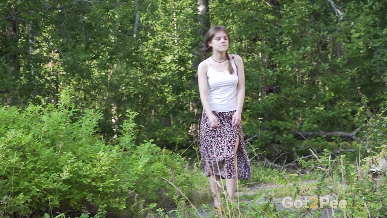 ダイアナ・スウィートは椅子にしゃがんで建物に向かって小便する