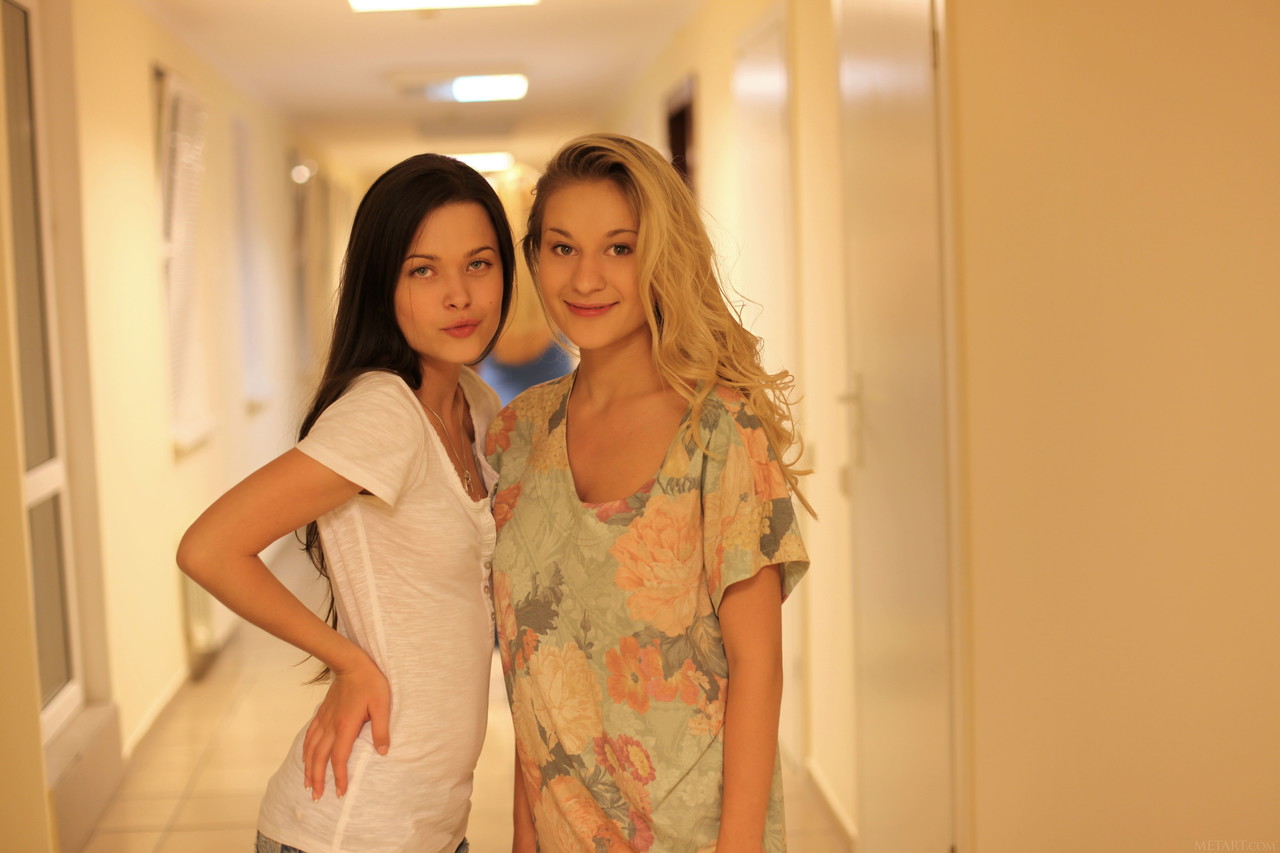 Adolescentes Érotiques Amelie B & Candice B Se Déshabillent Et Se Caressent Dans Le Couloir D'Hôtel