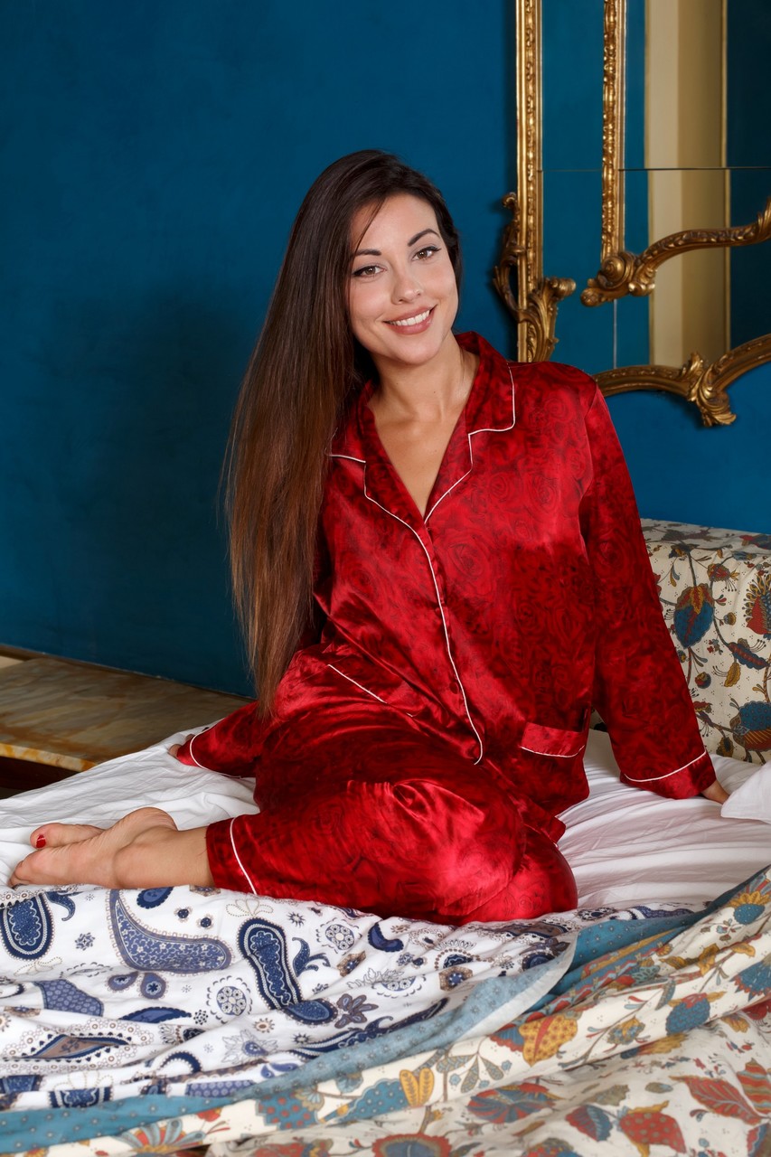 グラマラスなロレナBがシルクのパジャマを脱いでベッドで裸でポーズ