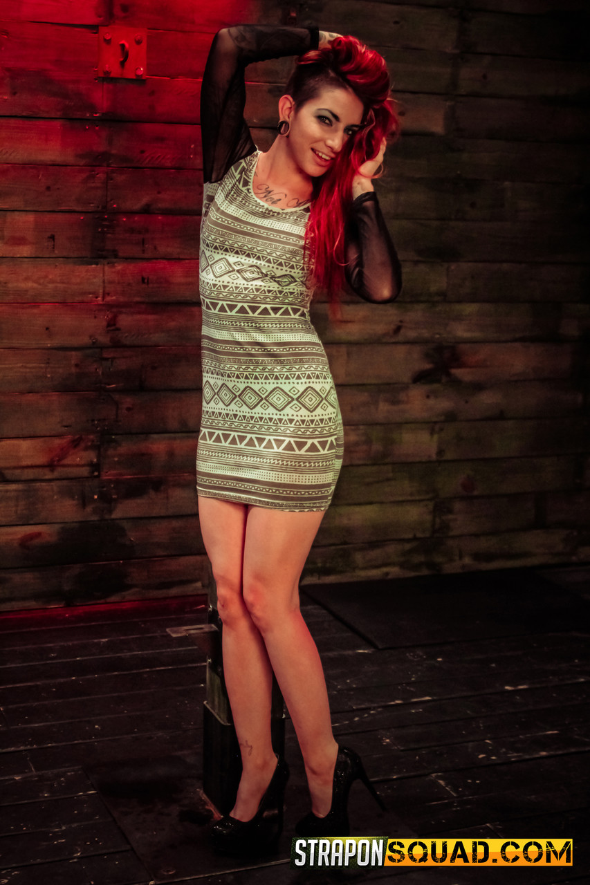 Pareja Lésbica Domina A Sheena Rose En Una Escena De Mazmorra De Bondage