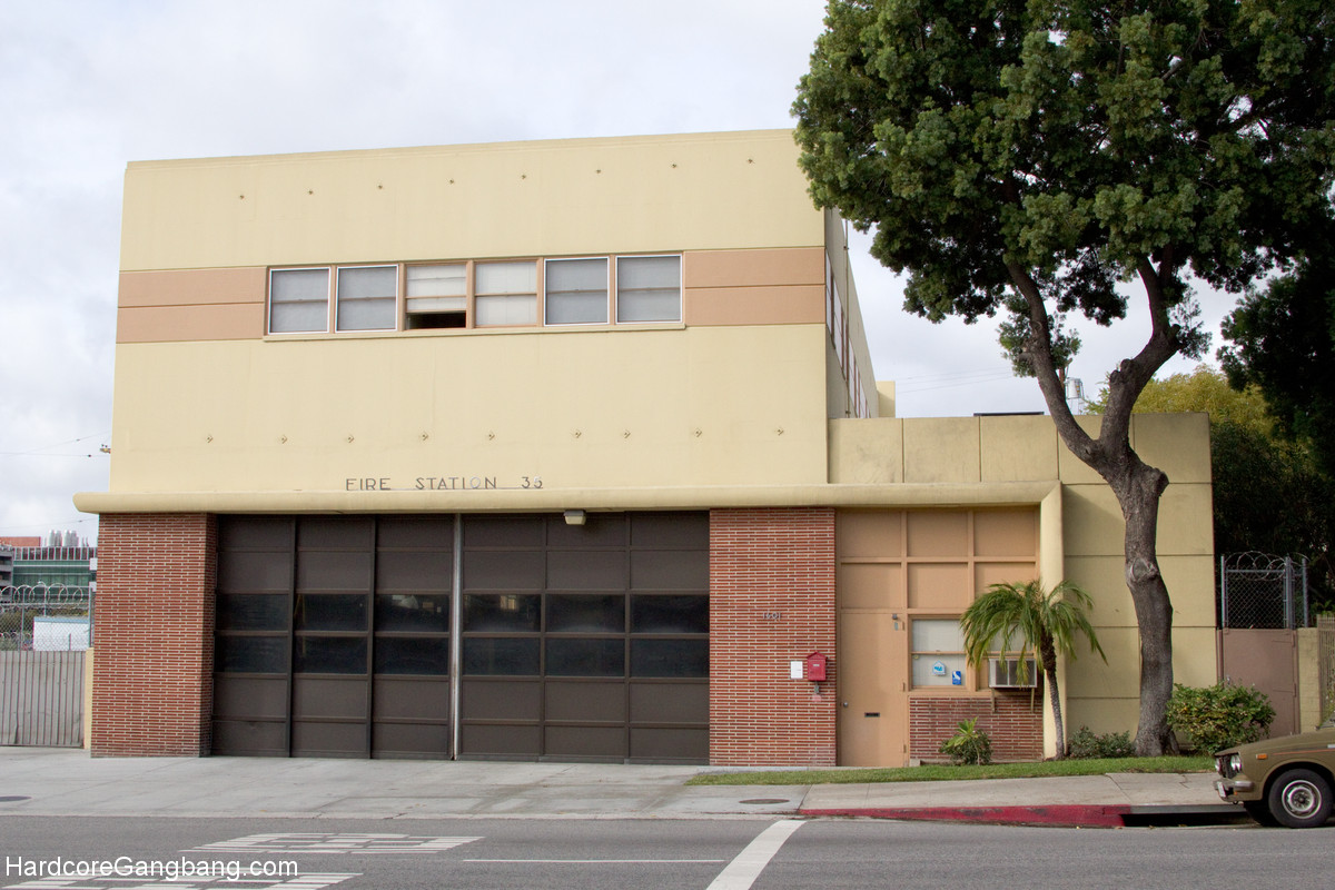 घुंघराले बालों वाली अमेरिकी Audrey Hollander वक्रता और सुंदर पैर दिखाती है