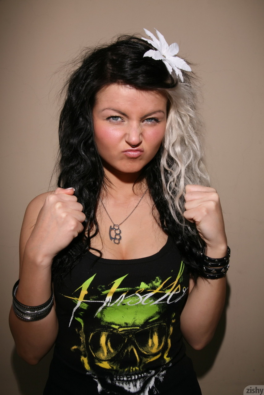 捷克新手维罗妮卡·拉维里用前臂遮住裸露的大胸部