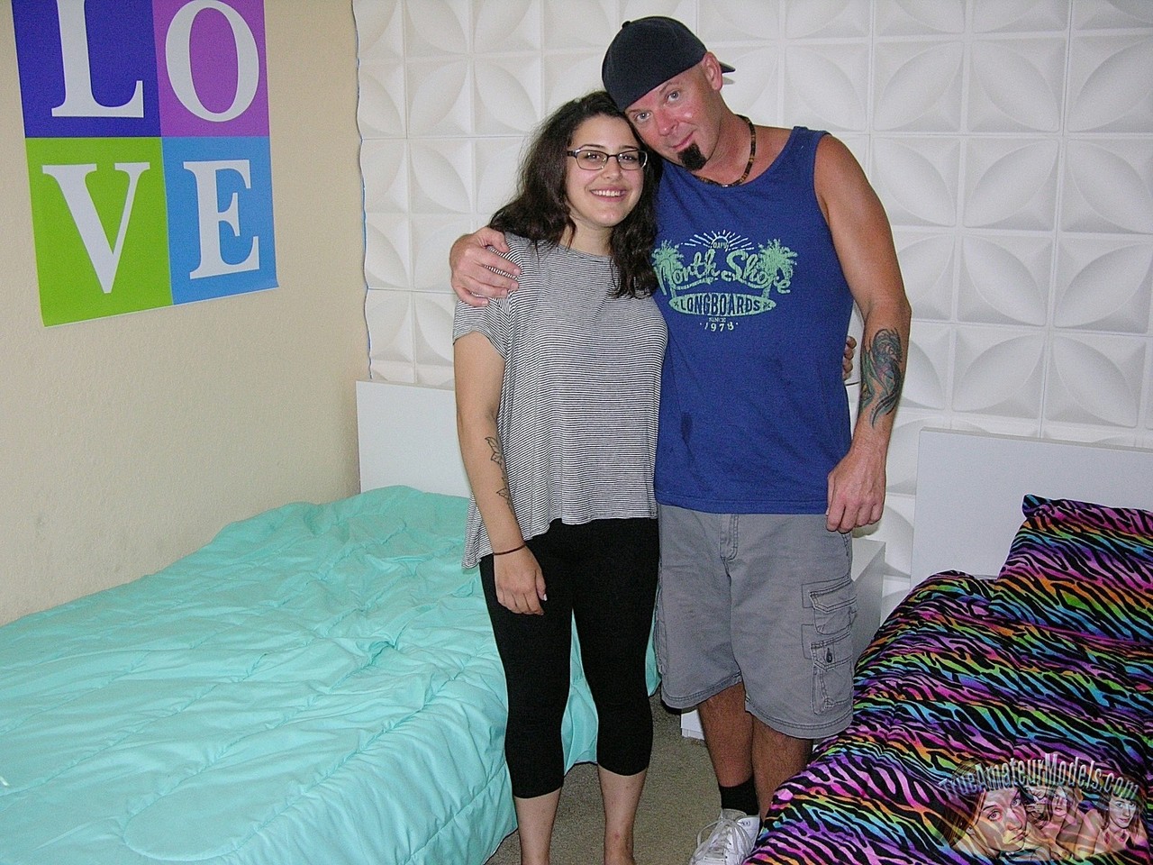 La Chica Nerd Recibe Un Polvo En Su Trasero Desnudo Después De Desnudarse Para Hacerse masturbar Un Pene