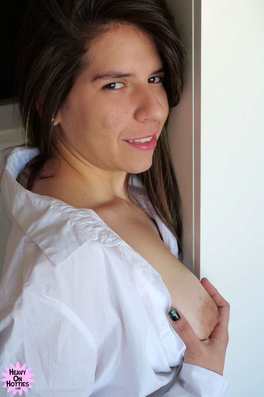 Colombian Amateur Julia Montalban Gets Completely Naked On Her Bed