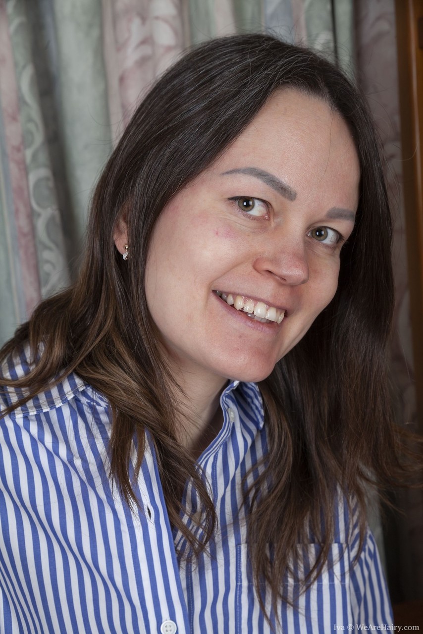 业余女孩Iva搓揉她的自然乳房并展现她的毛茸茸的阴部