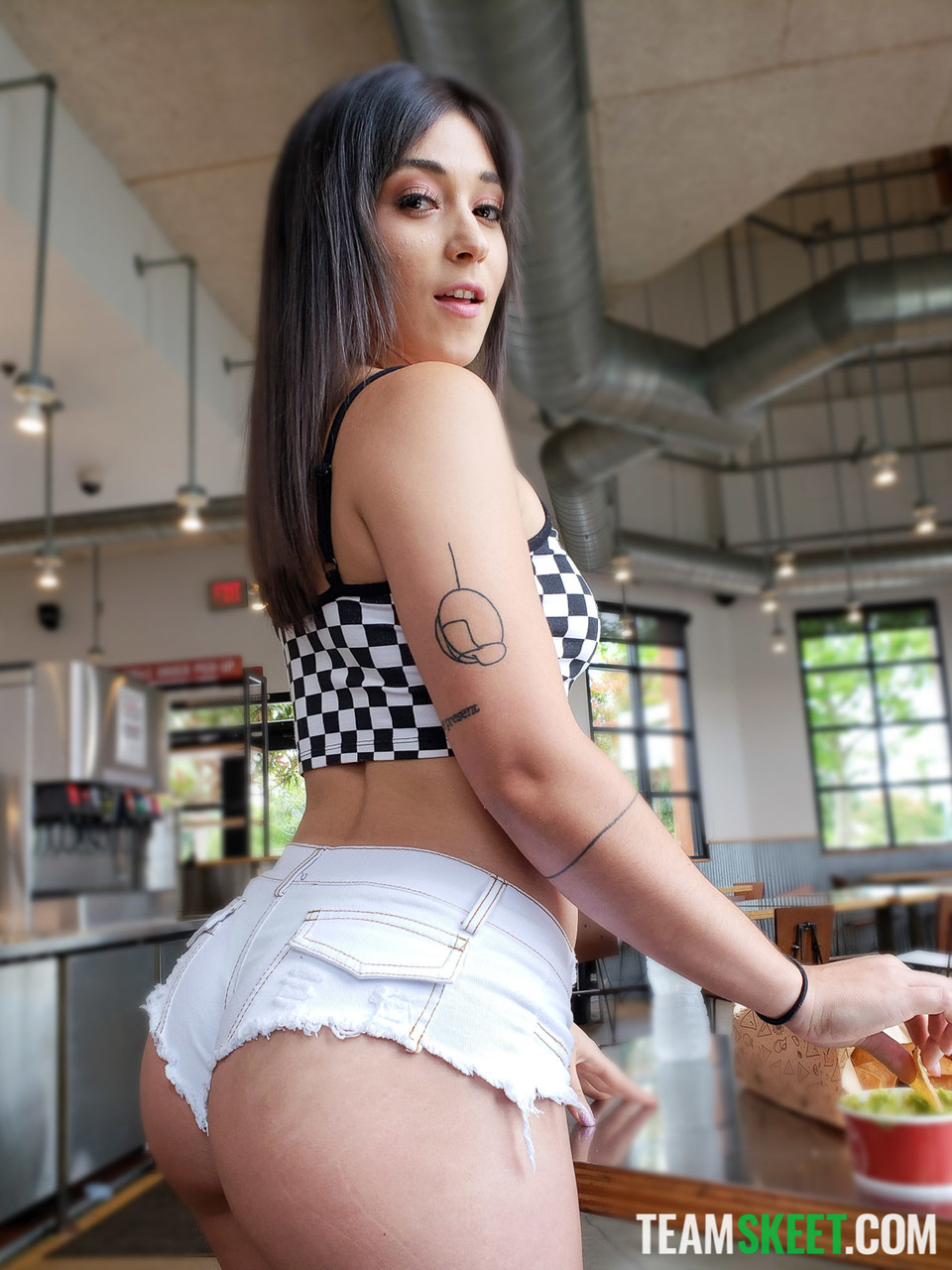 गोल-मटोल सुंदरी ब्रुकलिन ग्रे हार्डकोर सेक्स के दौरान लंबे लंड वाले स्टड को चूसती है