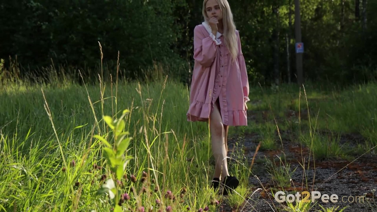 金髪少女リナは鉄の階段でひどく必要なおしっこをする