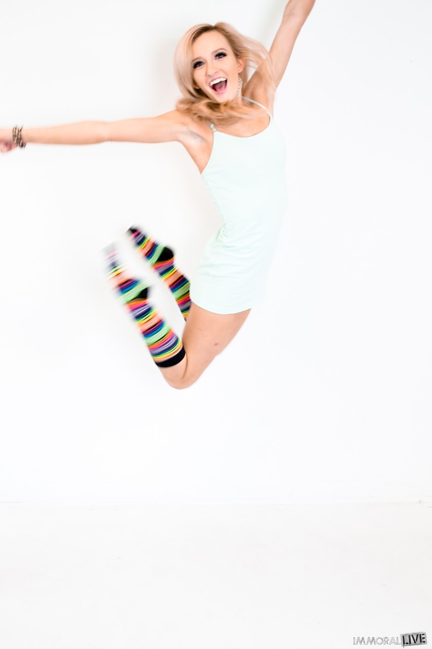 स्काइलर ग्रीन सोलो: छोटे चूतड़ वाली सुनहरे बालों की पोर्न स्टार शरीर का अनावरण करती है