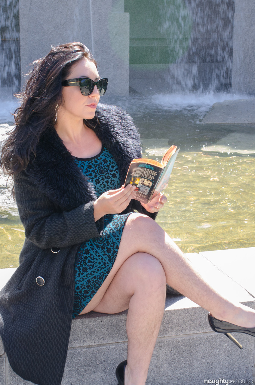 सम्मोहक अमेरिकी शौकिया निकी सिल्वर शानदार ड्रेस और हील्स में पोज़ देती हुई