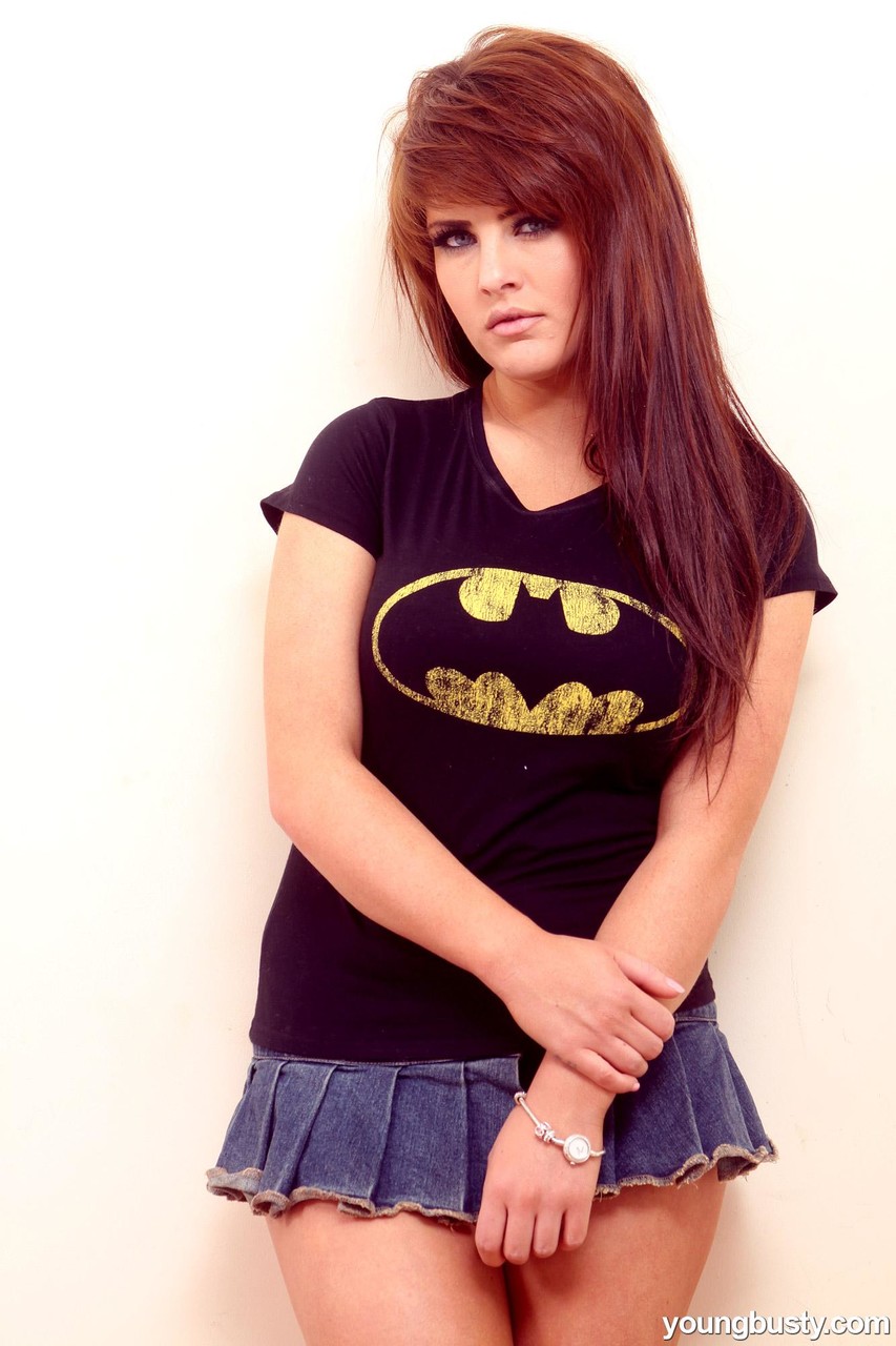 العنيدة الحمراء روبين تخلع قميصها وتنورتها القصيرة لتحرك بثدييها الضخمين