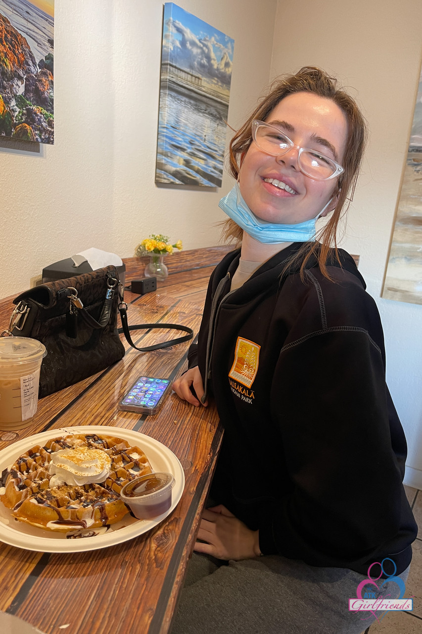 Novia Aficionada Alina West Se Desnuda En La Habitación Del Hotel Y Muestra El Culo Y Los Agujeros