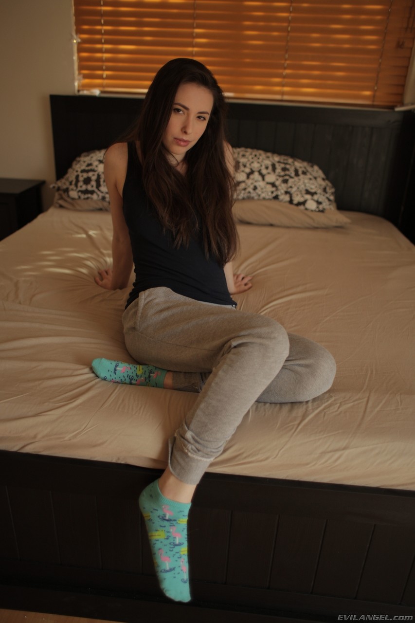 केसी कैलवर्ट श्यामला अमेरिकी पोर्नस्टार बिस्तर पर गुदा उंगली