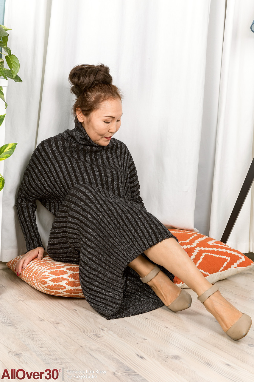 Asiática Lira Kissy Despirando E Acariciando Sua Boceta Até O Orgasmo