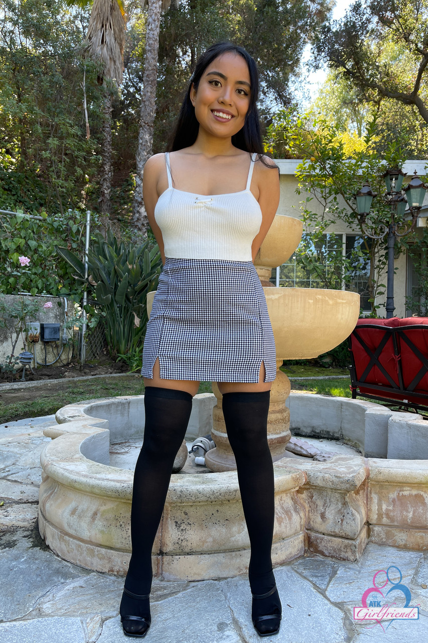 Amateur Luna Mills Shows Perfect Juggs And Hot Love Hole