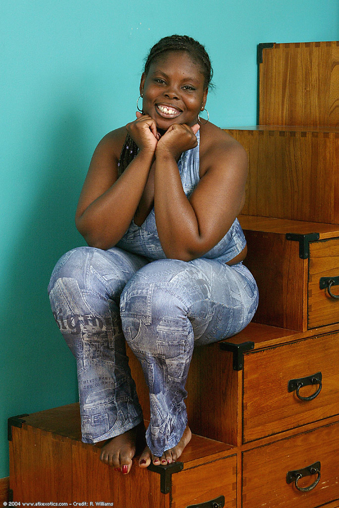 Full-Figured Ebony Pepper Strips Naked And Spreads Her Tight Hairy Pussy