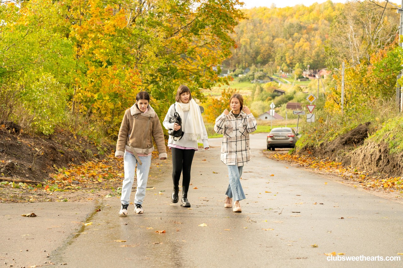 Jovencitas Lesbianas Delgadas Se Desnudan Y Se Besan El Coño En Una Cabaña