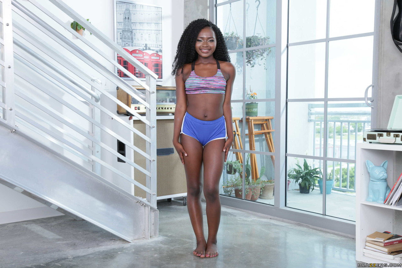 Noemie Bilas Teen Black Sourit En Se Déshabillant Montre Ses Seins Naturels