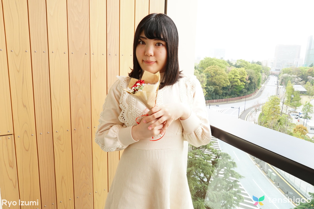 可愛い日本人少女泉りょうが花束を持つノンヌードシーン