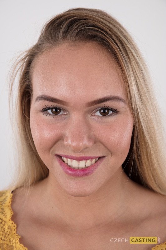 Die Vollständig Bekleidete 18-Jährige Silvie Zieht Sich Nach Dem Ausziehen Ihrer Kleidung Nackt Aus