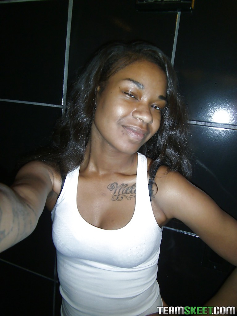 गोल-मटोल नीग्रो सुंदरी मिलियन ब्लेज़ बिस्तर पर कपड़े उतारती और पोज़ देती है