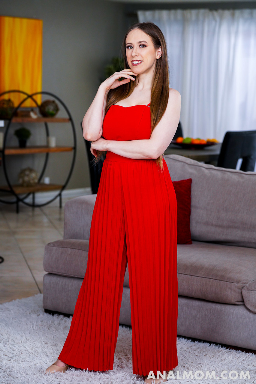 天然巨乳色情明星杰基·霍夫被她的继子肛交