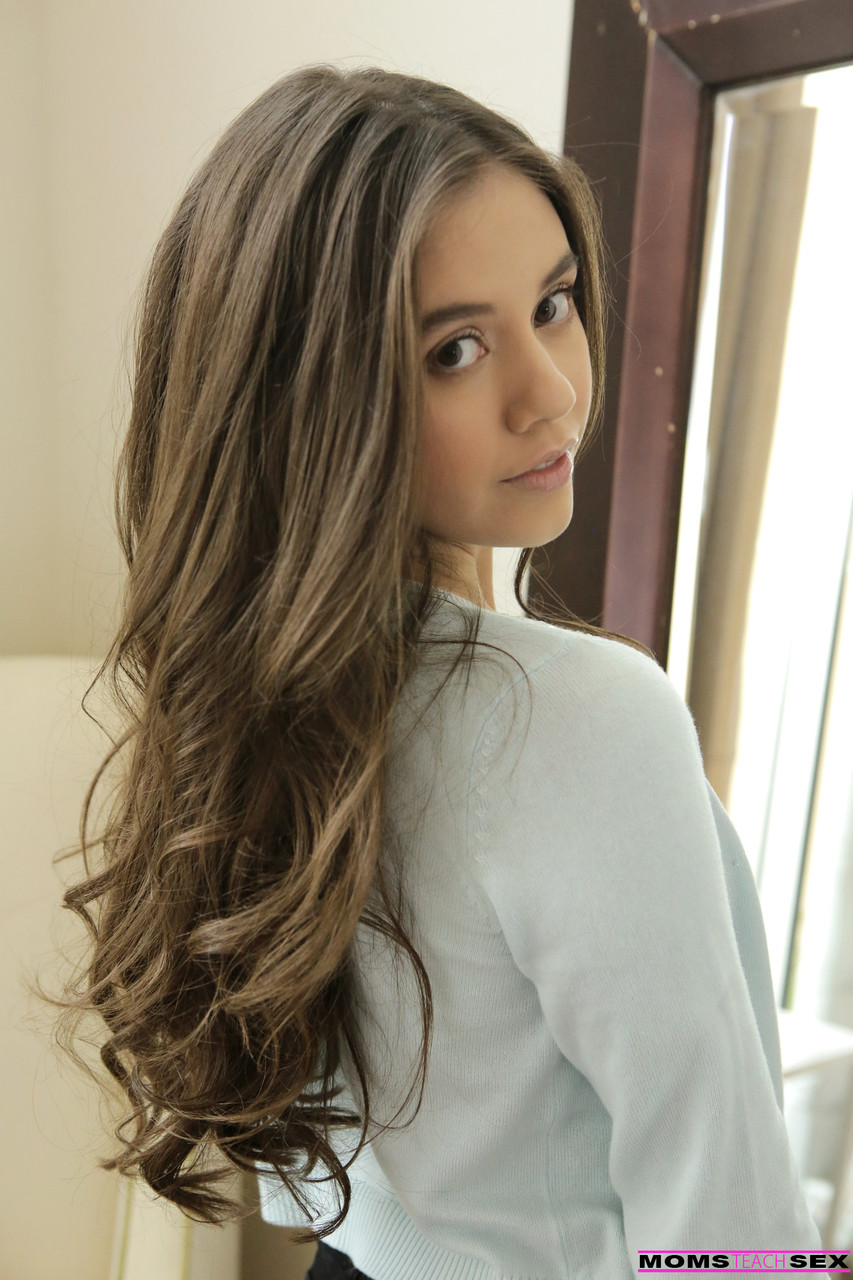 الأم الجذابة الشقراء زوجة الأب جيسا رودس تعلم الفتاة المراهقة لوسي دول عن الجنس