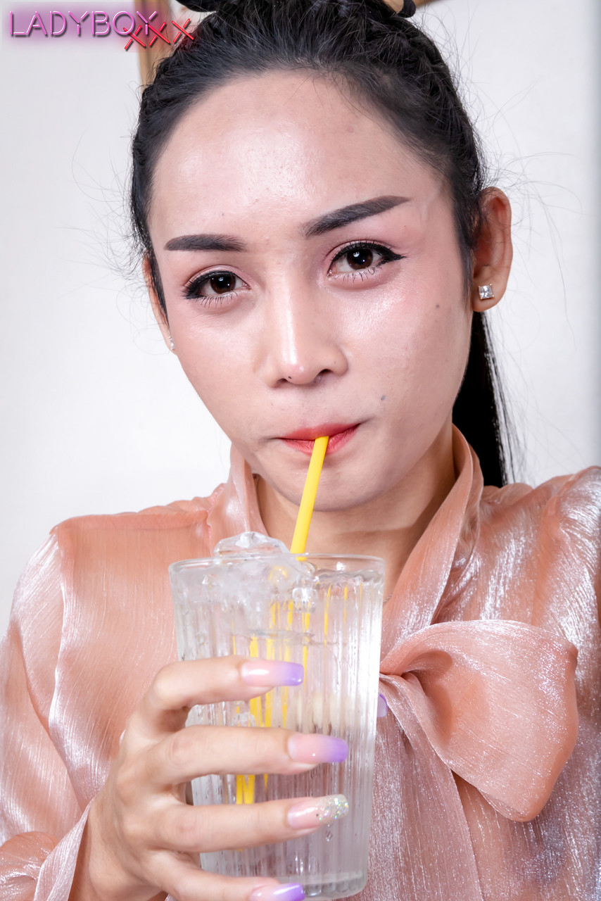 TGirl Asiática Rin En Una Sesión De Fotos Porno Salvaje