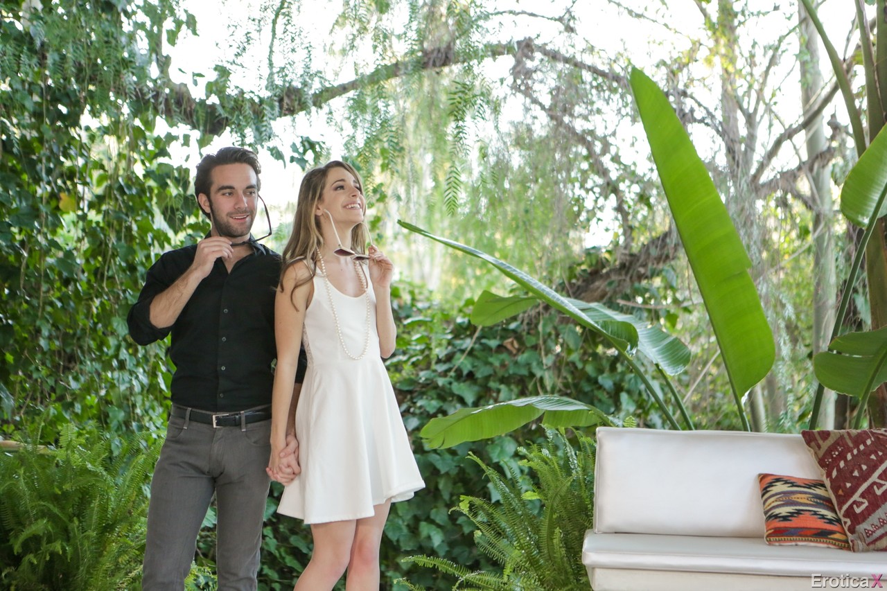 美丽的Kimmy Granger在泳池外赤裸着吸吮坚硬的阴茎