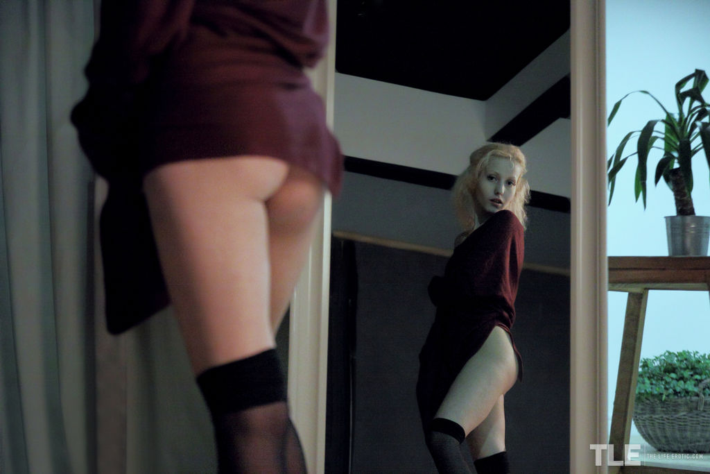 苗条的金发女郎Liuba 在使用振动器自慰之前挑逗裸露的屁股