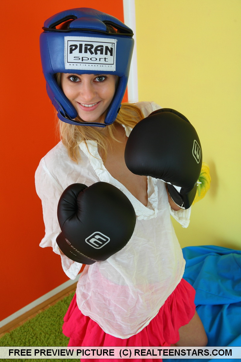 ティーンハメ撮りがボクシングの装備を取り払った後、スカートとパンツから彼女のマンコを解放する