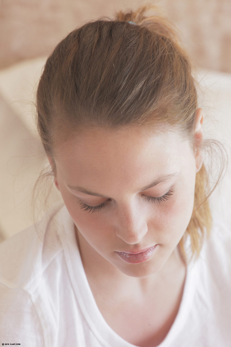 Adolescente Fofo Chupa Seu Vibrador Depois De Brincar Com A Vagina