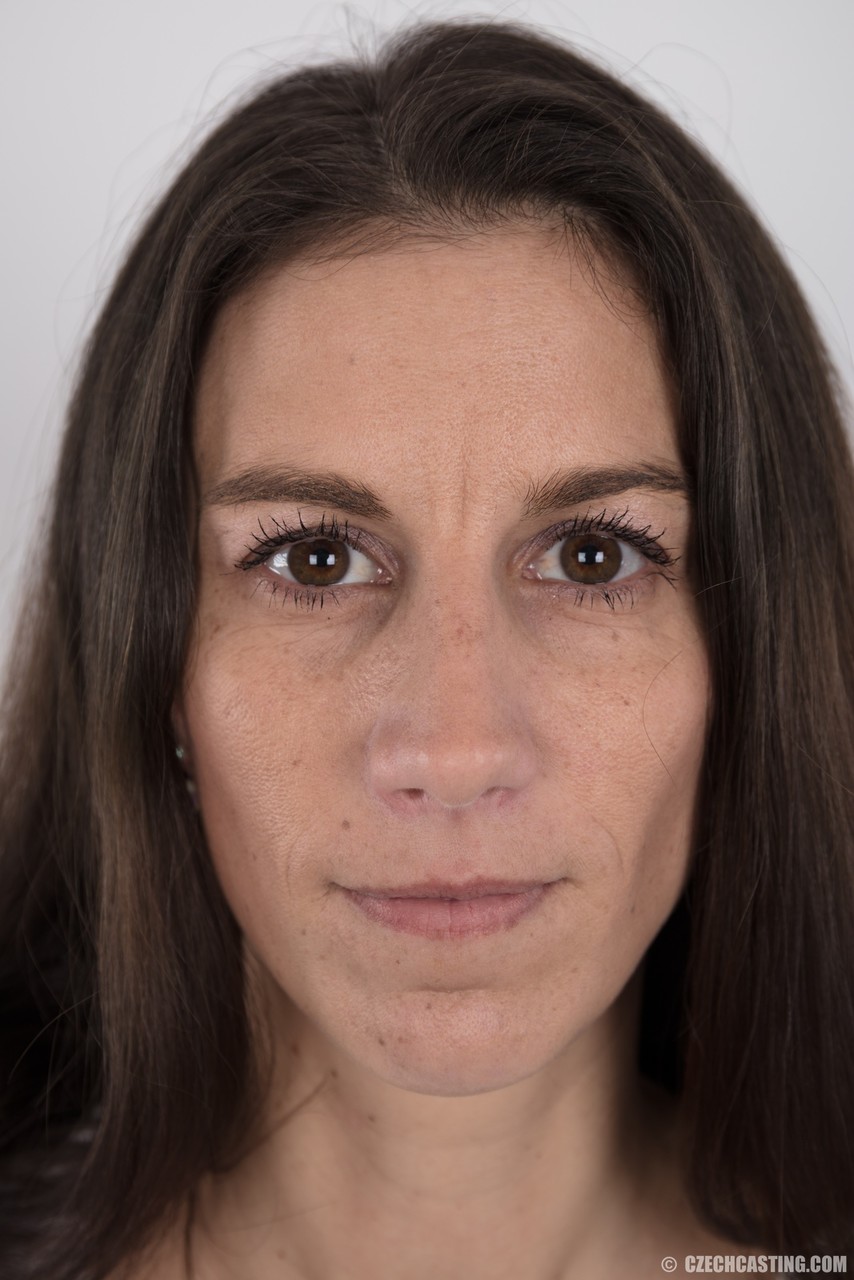 Alzbeta Tatuada Muestra Su Cuerpo Delgado Por Primera Vez