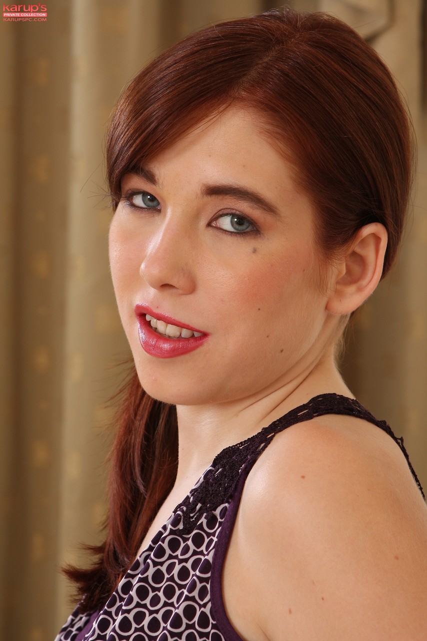 Curvy Austrian Babe Geyshila Kort Strips To Heels And Massages Her Pussy