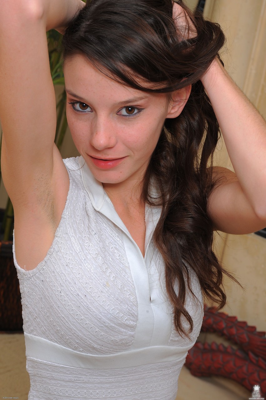 Худая Американская Подросток Rilee Marks Играет Своим Кучи На Ковре